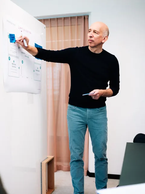 Hartmut Hübner erklärt beim KI-Café den Ablauf