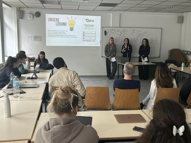 Ein Team präsentiert seinen Prototyp im Münchner Startup-Sprint